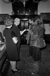 Nieuwjaarsreceptie van burgemeester Samkalden in Stedelijk Museum Amsterdam. Sam, Bestanddeelnr 923-1273