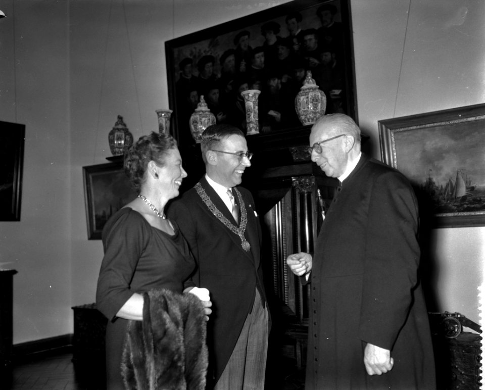 Nieuwjaarsreceptie van burgemeester Van Hall in het Stedelijk Museum , deken van, Bestanddeelnr 910-0727