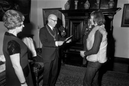 Nieuwjaarsreceptie van burgemeester Samkalden in Stedelijk Museum Amsterdam. Sam, Bestanddeelnr 923-1275