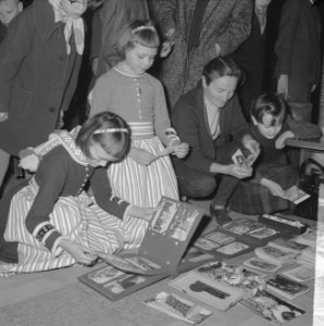 Nieuwjaarsruildag in de Koopmansbeurs te Amsterdam, een der verzamelaars die all, Bestanddeelnr 915-9377