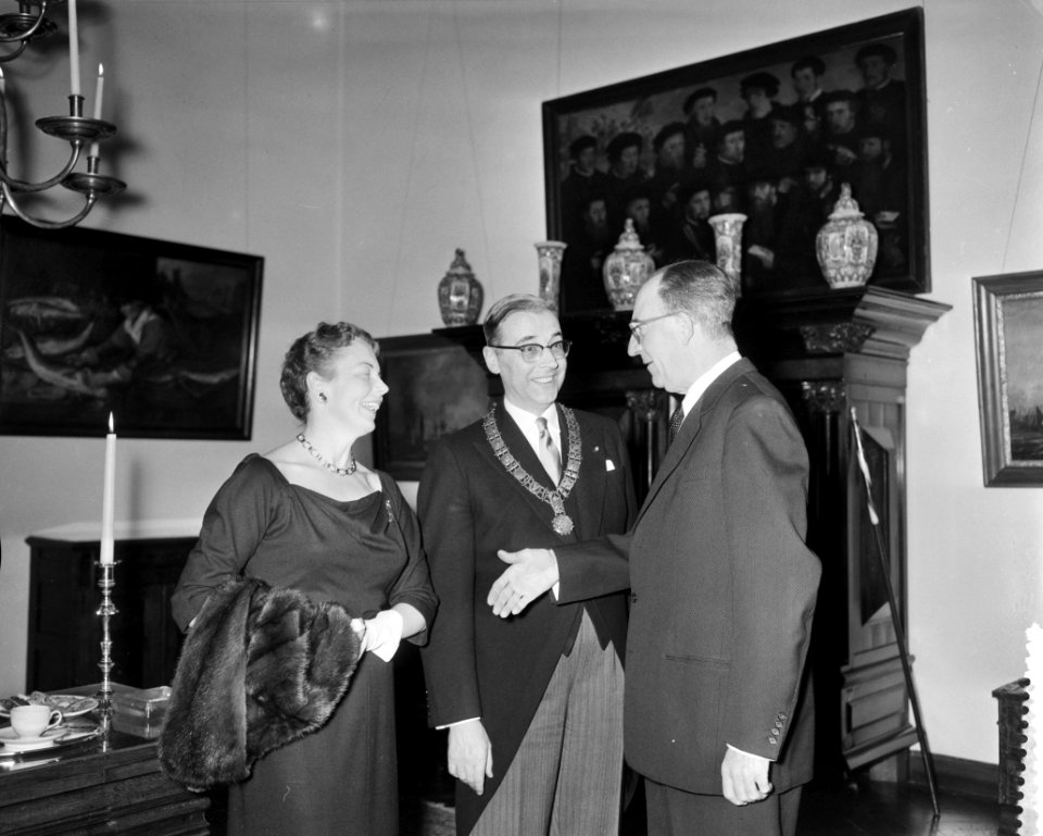 Nieuwjaarsreceptie van burgemeester Van Hall in het Stedelijk Museum , diverse p, Bestanddeelnr 910-0726