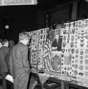 Nieuwjaarsruildag in de Koopmansbeurs te Amsterdam, een der verzamelaars die all, Bestanddeelnr 915-9373
