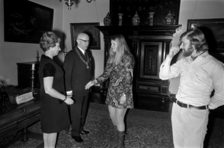 Nieuwjaarsreceptie van burgemeester Samkalden in Stedelijk Museum Amsterdam, Bestanddeelnr 923-1279