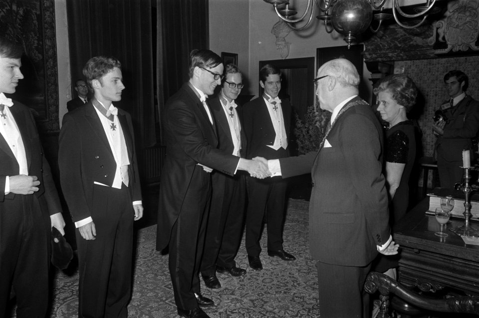 Nieuwjaarsreceptie van burgemeester Samkalden in Stedelijk Museum Amsterdam, Bestanddeelnr 923-1285