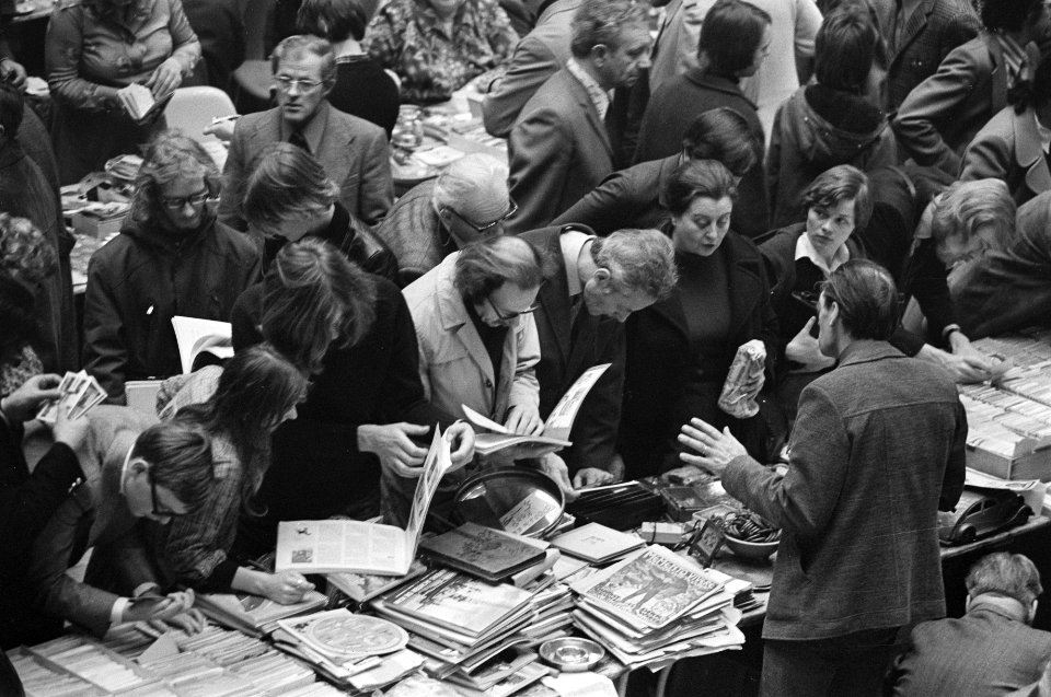 Nieuwjaarsruilbeurs in Krasnapolsky, Amsterdam, Bestanddeelnr 928-3663