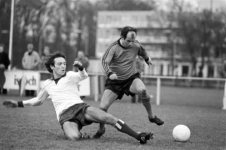 Nieuwjaarswedstrijd Koninklijke HFC oud internationals in Haarlem Coen Moulijn , Bestanddeelnr 930-6031