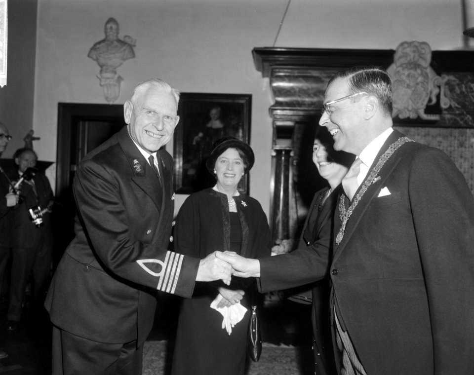 Nieuwjaarsreceptie door burgemeester en mevrouw Van Hall in het Stedelijk Museum, Bestanddeelnr 915-9011