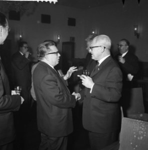 Nieuwjaarsreceptie van de SER te Den Haag, links de heer Korte (MVV) en rechts p, Bestanddeelnr 911-9517