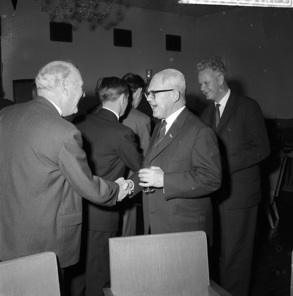 Nieuwjaarsreceptie van de SER te Den Haag. v.l.n.r. W.N. de Monchy, prof.dr. G.M, Bestanddeelnr 911-9518