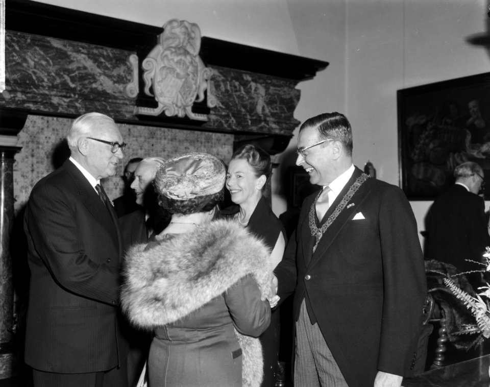 Nieuwjaarsreceptie door burgemeester en mevrouw Van Hall in het Stedelijk Museum, Bestanddeelnr 915-9008
