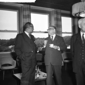 Nieuwe wegwijzers voor Suriname. Minister Korthals en Premier Emmanuels, Bestanddeelnr 912-5578