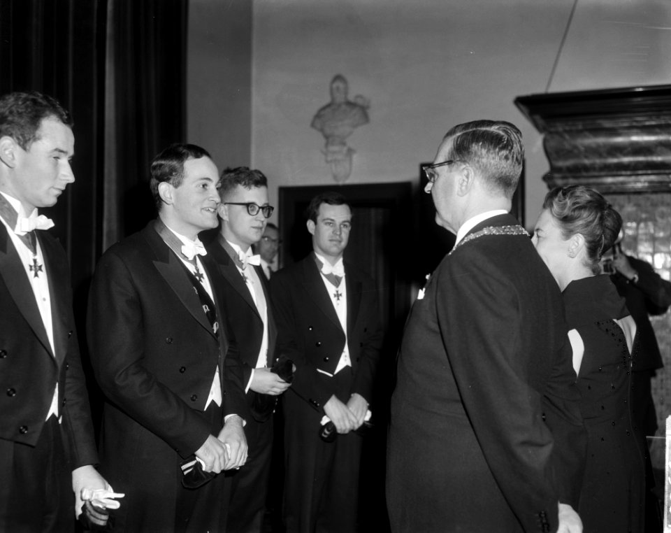 Nieuwjaarsreceptie door burgemeester en mevrouw Van Hall in het Stedelijk Museum, Bestanddeelnr 915-9007