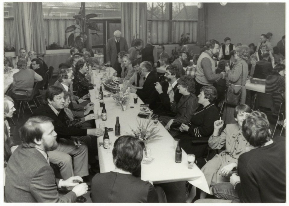 Nieuwjaarsreceptie voor bestuursleden, bureaumedewerkers en ambtenaren van het Werkvoorzieningschap Zuid-Kennemerland, onderdeel van Paswerk. NL-HlmNHA 54013163
