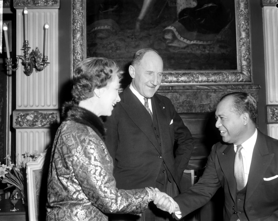 Nieuwjaarsreceptie van minister Luns en echtgenote in Treveszaal te Den Haag , d, Bestanddeelnr 916-0015