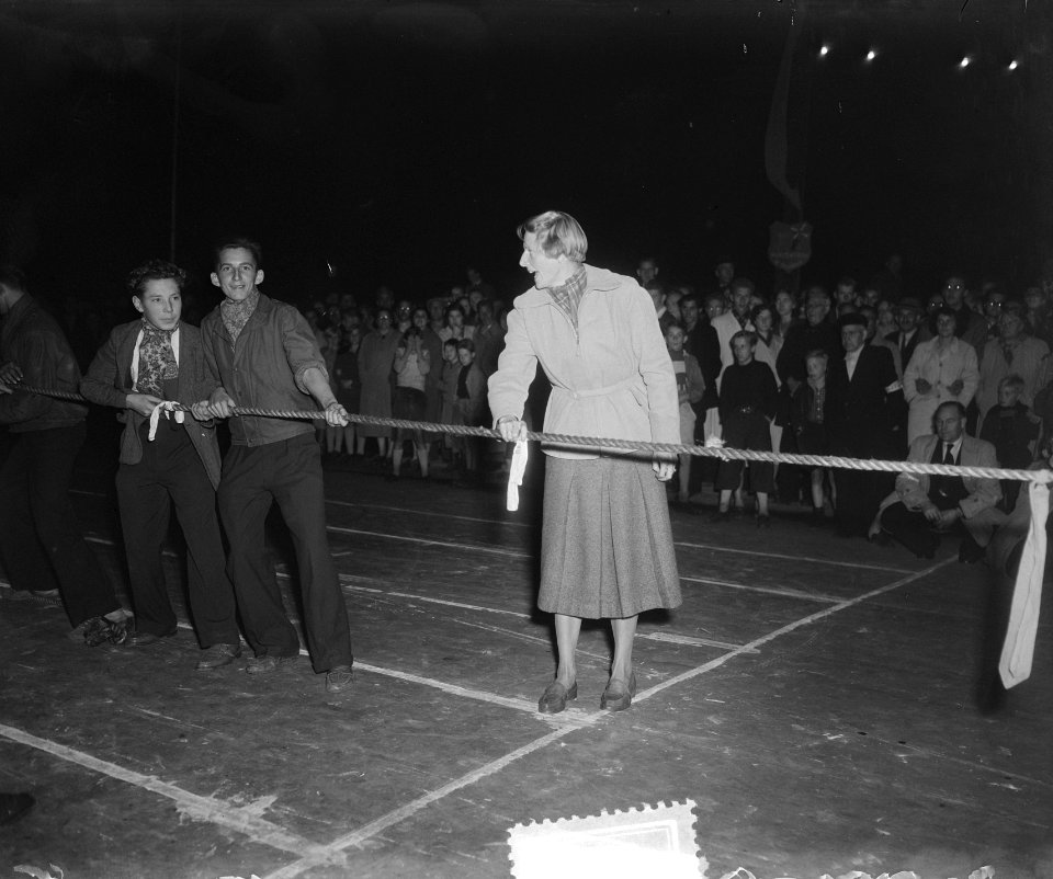 Nieuwe weg feesten eilanden. Fanny Blankers-Koen opent sportfeest, Bestanddeelnr 905-3220