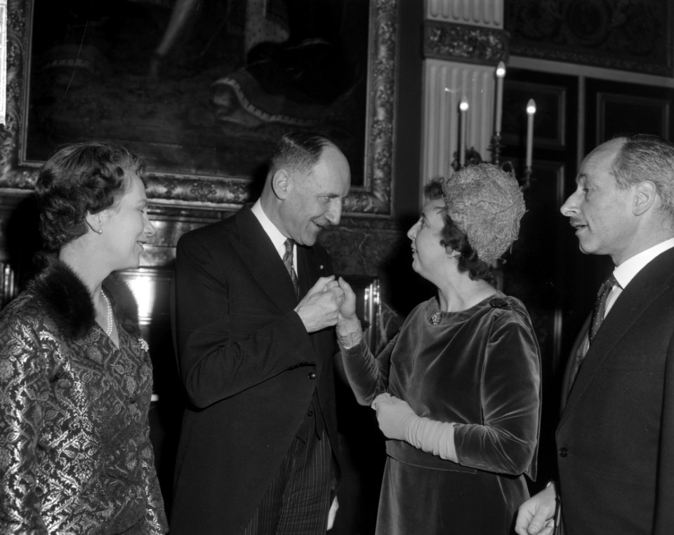 Nieuwjaarsreceptie van minister Luns en echtgenote in Treveszaal te Den Haag Mi, Bestanddeelnr 916-0018