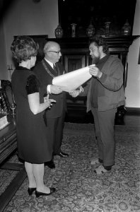 Nieuwjaarsreceptie van burgemeester Samkalden in Stedelijk Museum Amsterdam. Sam, Bestanddeelnr 923-1274