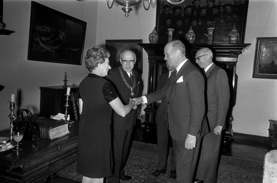 Nieuwjaarsreceptie van burgemeester Samkalden in Stedelijk Museum Amsterdam, Bestanddeelnr 923-1284