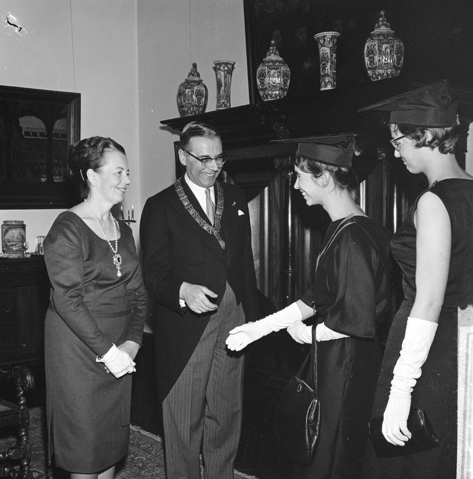 Nieuwjaarsreceptie, Burgemeester Van Hall met de vrouwelijke studentenvereniging, Bestanddeelnr 914-6757