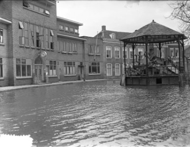 Nieuwerkerk nog steeds onder water, Marktplein met muziektent, gemeentehuis. Bestanddeelnr 905-9112