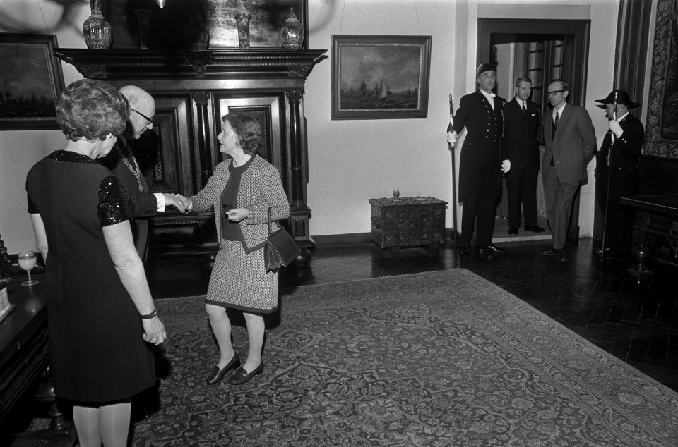 Nieuwjaarsreceptie van burgemeester Samkalden in Stedelijk Museum Amsterdam, Bestanddeelnr 923-1280