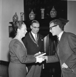 Nieuwjaarsreceptie, Hans Frankfurter overhandigt Burgemeester Van Hall een boek, Bestanddeelnr 914-6758