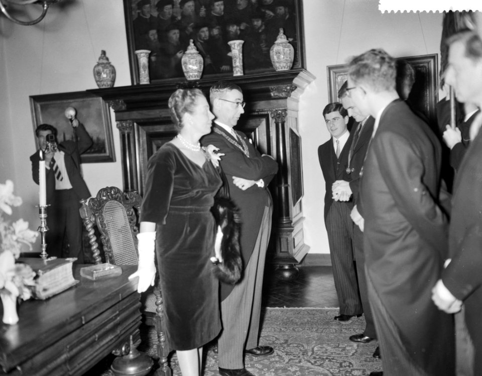 Nieuwjaarsreceptie van burgemeester G. van Hall in het Stedelijk Museum te Amste, Bestanddeelnr 910-9140