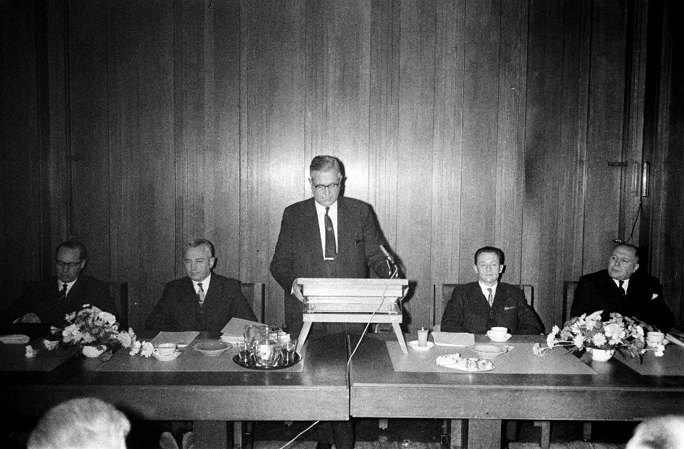 Nieuwjaarsreceptie NS te Utrecht, v.l.n.r. ing. Koster (directeur), ing. J. Lohm, Bestanddeelnr 915-9297