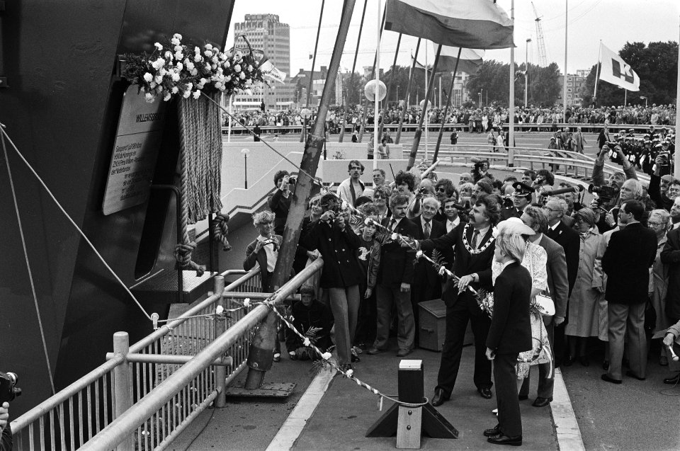 Nieuwe Willemsbrug in Rotterdam door Koningin Beatrix en Willem Alexander officieel geopend Willem Alexander geholpen door Van der Louw, Bestanddeelnr 931-5737