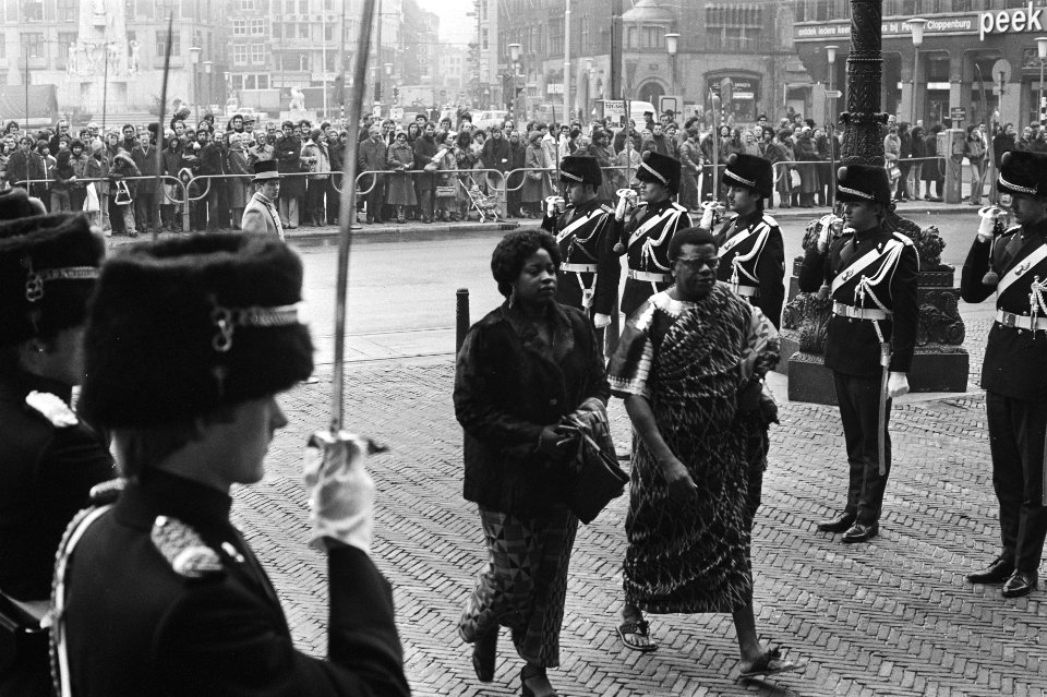 Nieuwjaarsreceptie Paleis op Dam aankomst ambassadeur Ghana met echtgenote, Bestanddeelnr 929-0286