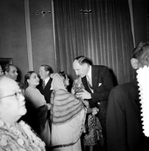 Nieuwjaarsreceptie Ministers Luns en Beyen. De Pakistaanse ambassadrice Begum Ra, Bestanddeelnr 907-5387