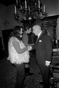 Nieuwjaarsreceptie van burgemeester Samkalden in Stedelijk Museum Amsterdam, Bestanddeelnr 923-1278