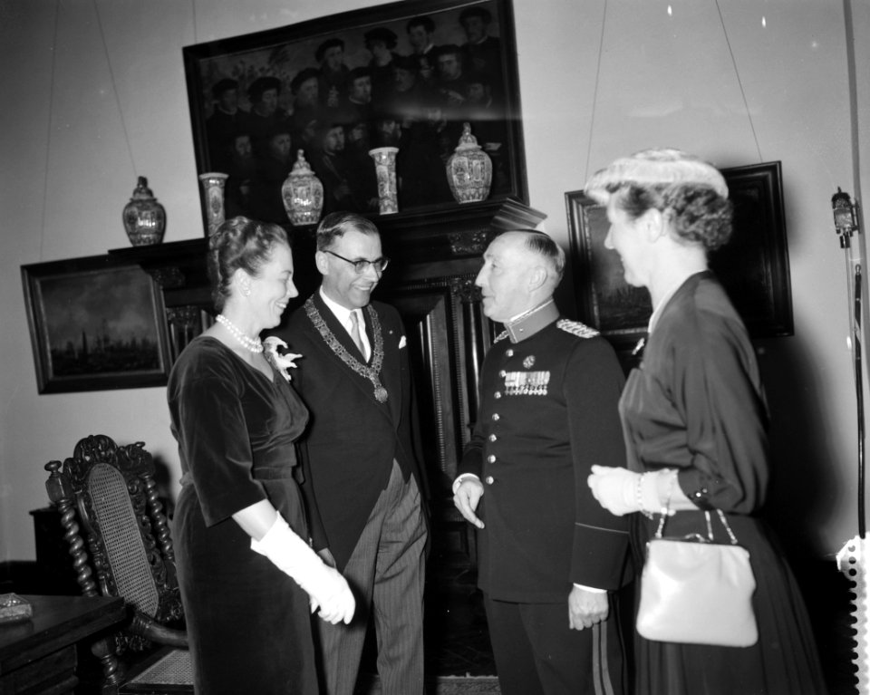Nieuwjaarsreceptie van burgemeester G van Hall in het Stedelijk Museum te Amste, Bestanddeelnr 910-9137