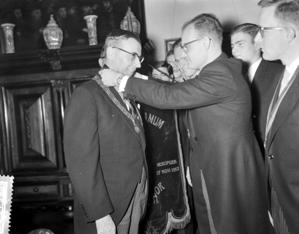 Nieuwjaarsreceptie van burgemeester G. van Hall in het Stedelijk Museum te Amste, Bestanddeelnr 910-9139