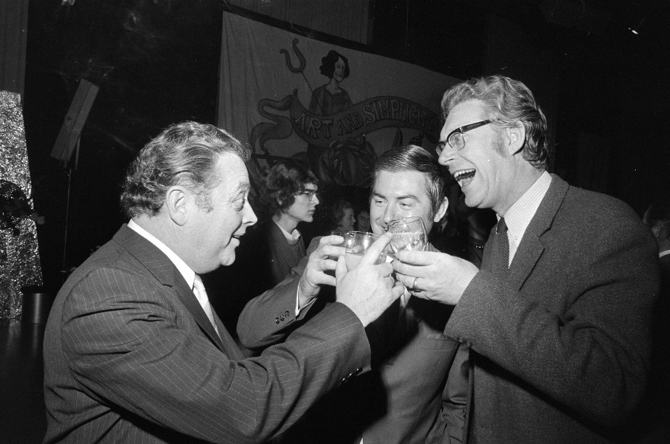 Nieuwjaarsreceptie NOS, Hilversum v.l.n.r. Enkelaar (programmaleider NOS), H. v, Bestanddeelnr 924-1420