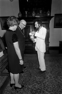 Nieuwjaarsreceptie van burgemeester Samkalden in Stedelijk Museum Amsterdam, Bestanddeelnr 923-1282