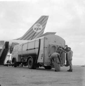Nieuwe vuilniswagen op Schiphol, Bestanddeelnr 913-4280