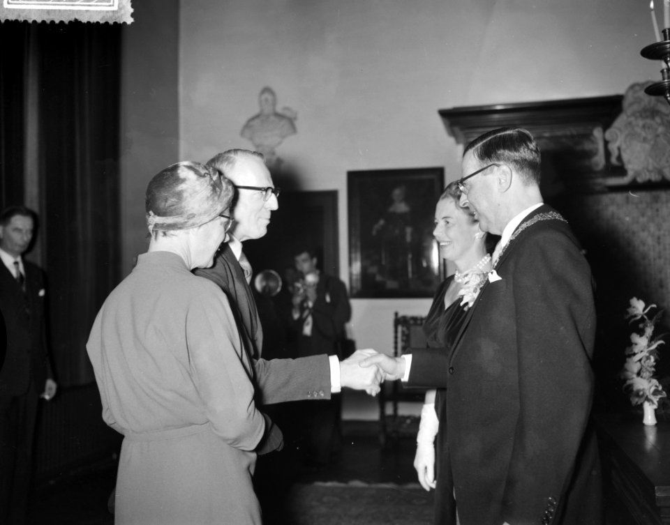 Nieuwjaarsreceptie van burgemeester G van Hall in het Stedelijk Museum te Amste, Bestanddeelnr 910-9135