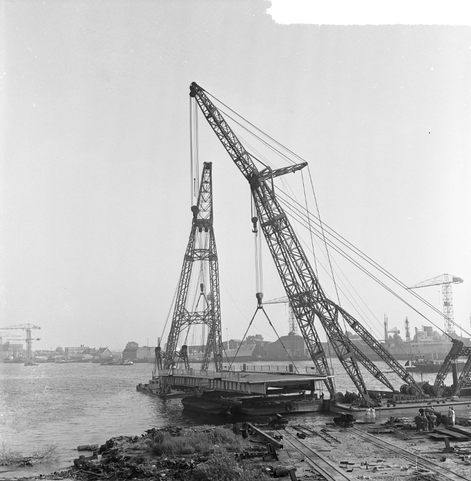 Nieuwe Spoorweghavenbrug voor Rotterdam Twee bokken bij Hollandia te Krimpen aa, Bestanddeelnr 915-4087