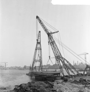 Nieuwe Spoorweghavenbrug voor Rotterdam Twee bokken bij Hollandia te Krimpen aa, Bestanddeelnr 915-4087
