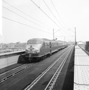 Nieuwe spoorburg over de Maas bij Venlo in gebruik genomen een trein met genodig, Bestanddeelnr 916-4647