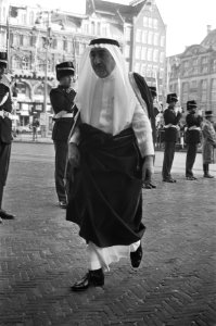 Nieuwjaarsreceptie koningin Beatrix in Paleis op de Dam voor amb. en consuls en , Bestanddeelnr 931-9081