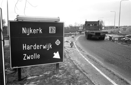 Nieuwe snelweg tussen Hoevelaken en Nijkerk bijna gereed, afrit bij verkeersplei, Bestanddeelnr 919-0242