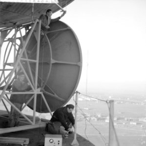 Nieuwe televisiezender te Lopik, PTT-technici zijn bezig met het richten van de , Bestanddeelnr 911-9876