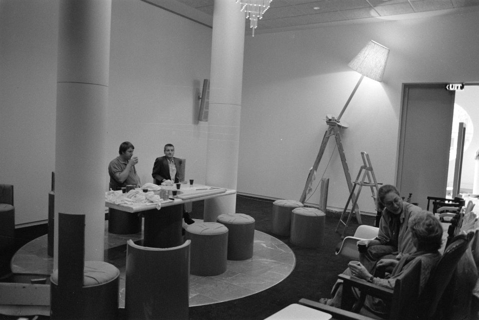 Nieuwe stadhuis van Amsterdam inrichting trouwzaal van Wim T. Schippers (2e van, Bestanddeelnr 934-3047