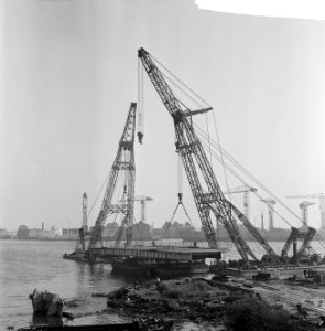 Nieuwe Spoorwegenhavenbrug voor Rotterdam Twee bokken bij Hollandia te Krimpen , Bestanddeelnr 915-4088