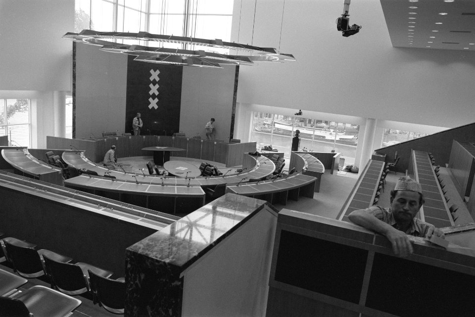 Nieuwe stadhuis van Amsterdam laatste werkzaamheden in de raadszaal, Bestanddeelnr 934-3045