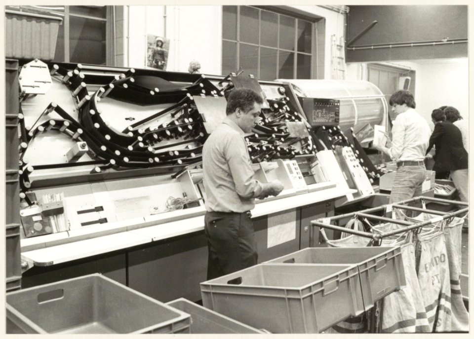 Nieuwe sorteer- en stapelmachine PTT. NL-HlmNHA 54010437