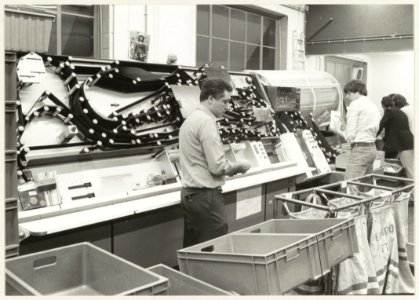 Nieuwe sorteer- en stapelmachine PTT. NL-HlmNHA 54010437