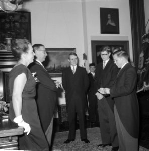 Nieuwjaarsreceptie in het Stedelijk Museum door burgemeester Van Hall , studente, Bestanddeelnr 911-9473